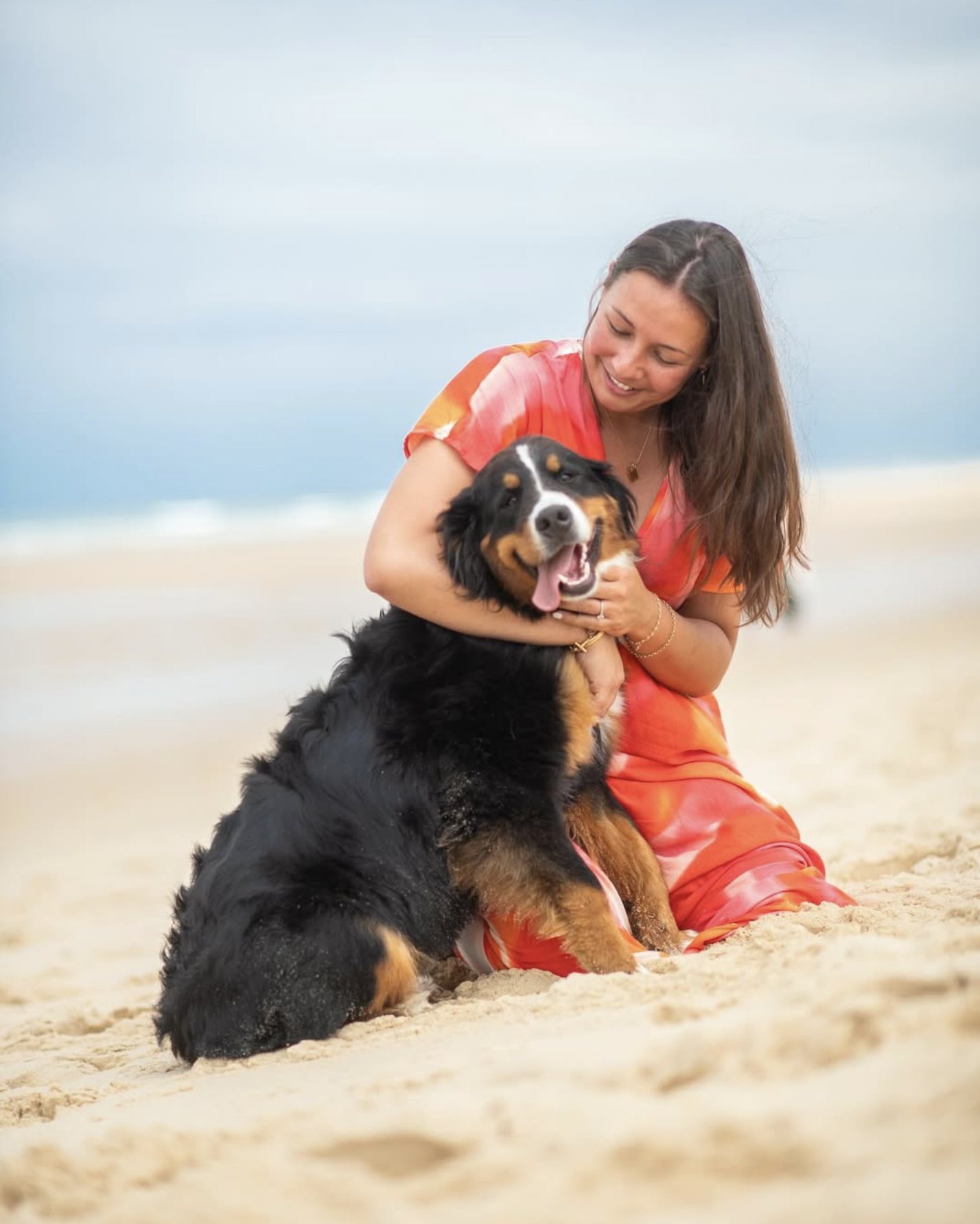 Bouvier bernois et sa maîtresse sur la plage