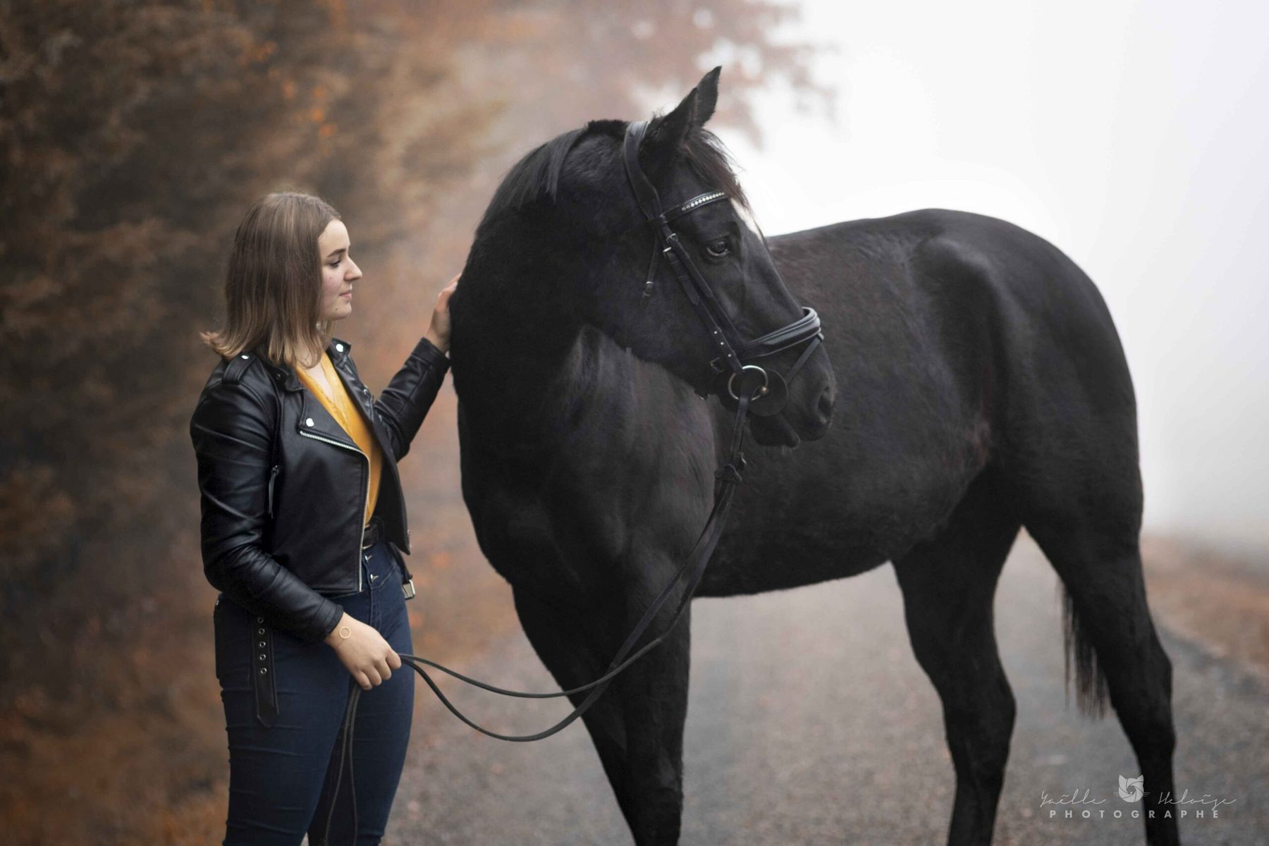 Portrait cavalière et cheval en fond noir, séance équine dans le Tarn