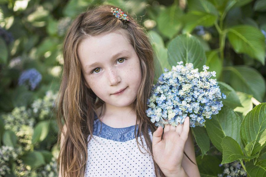 Portrait naturel d'une jeune fille en extérieur, lumière douce