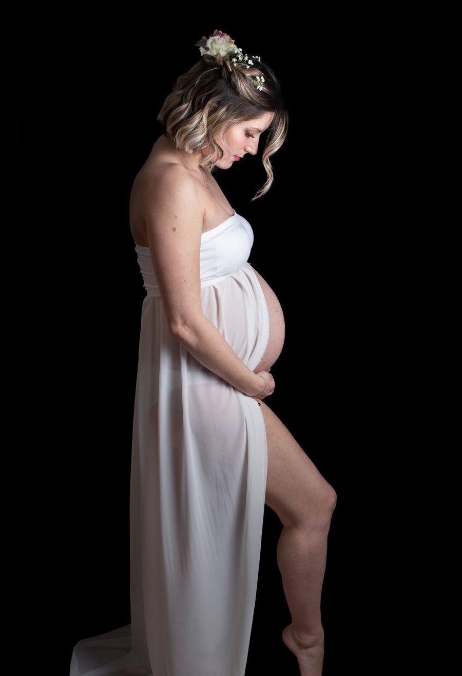 Future maman en extérieur, silhouette et lumière naturelle, Tarn
