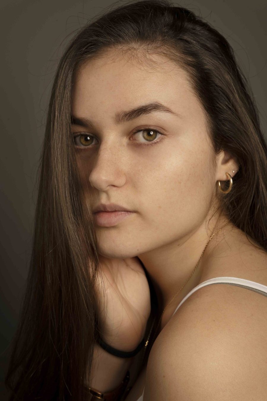 Portrait de jeune femme, jeu de lumière naturelle