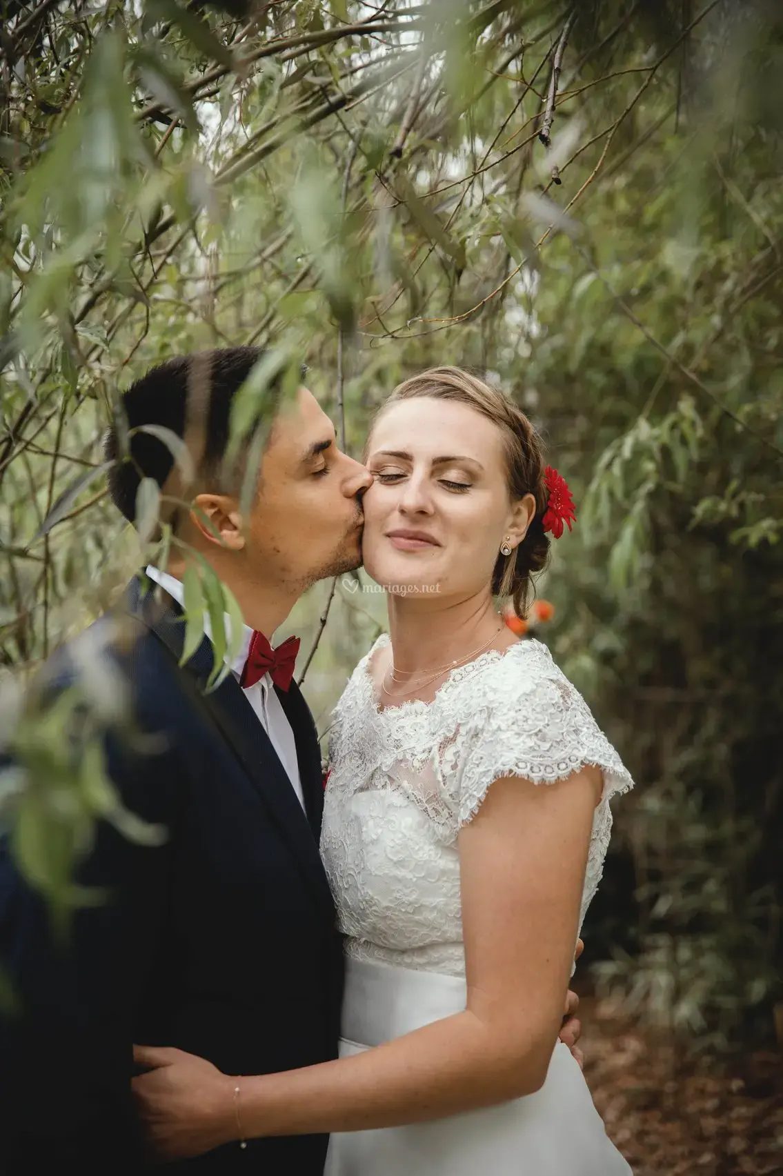 Couple partageant un geste tendre sous un arbre, Tarn
