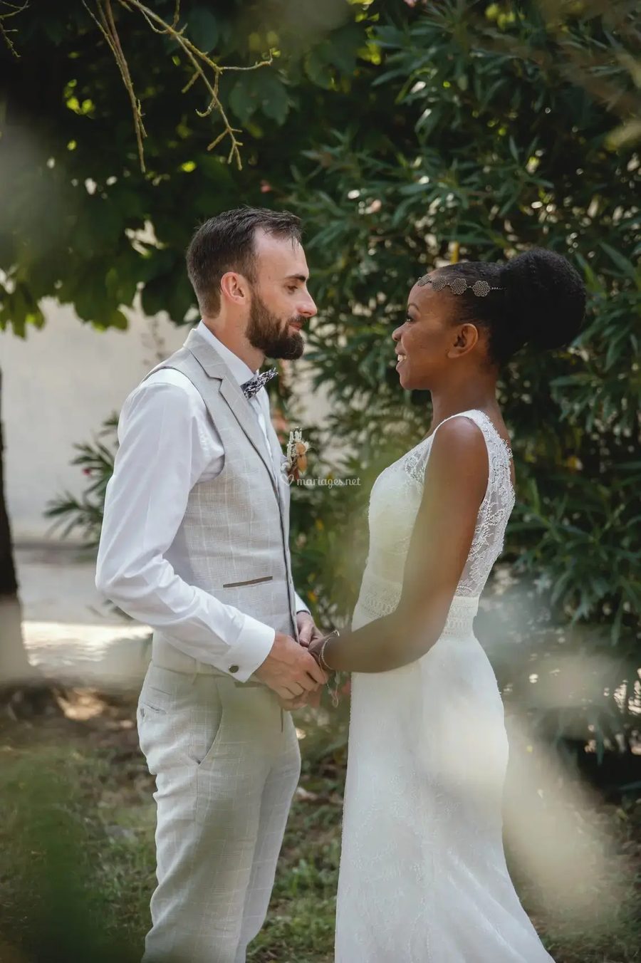 Couple qui rit, moment volé en extérieur, Tarn