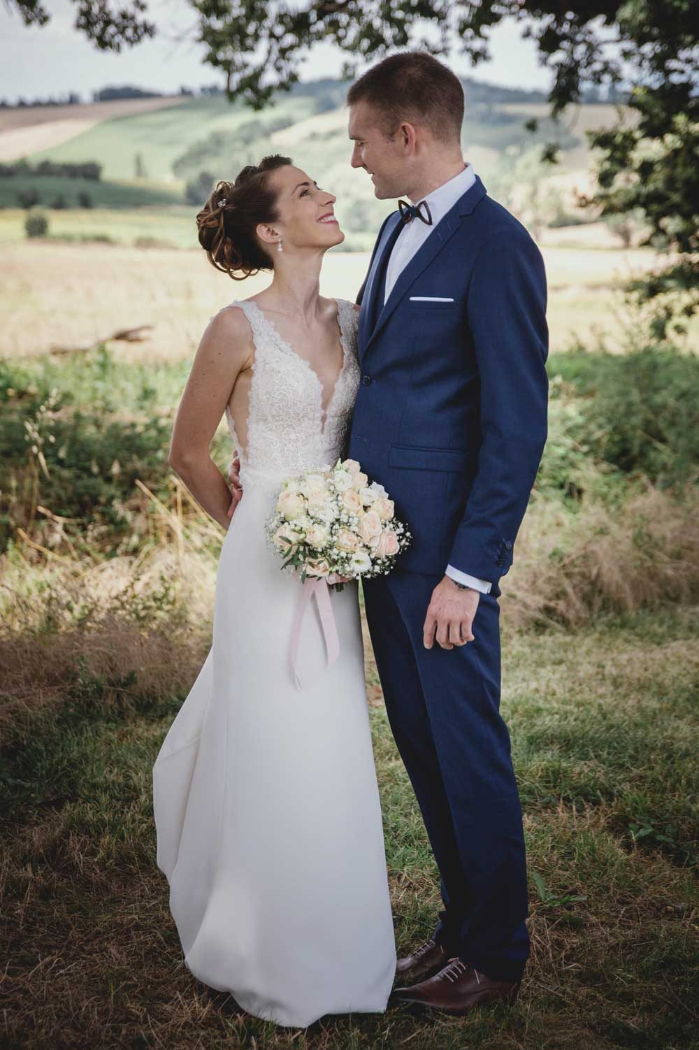 Couple de mariés, portrait en lumière du soir, campagne du Tarn