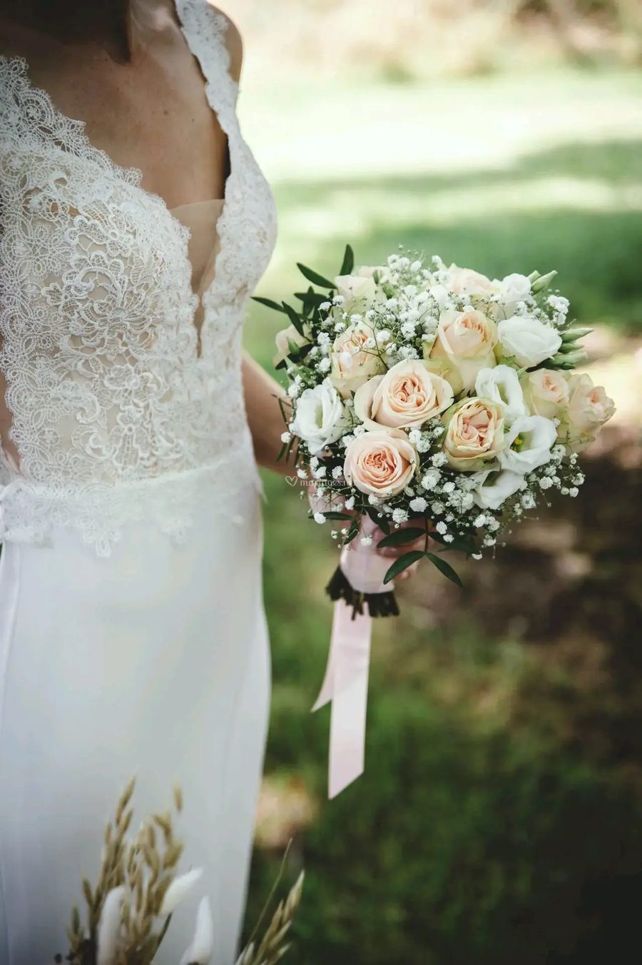 Détail de la robe et du bouquet lors des préparatifs